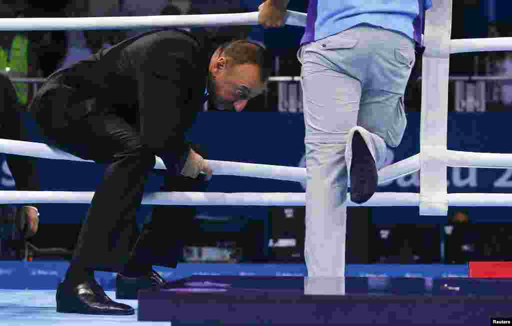 Azerbaijani President Ilham Aliyev enters the boxing ring after the 81 kilogram men&#39;s light heavyweight boxing final at European Games in Baku on June 25. (Reuters/Stoyan Nenov)