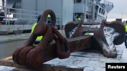 Sidro za koje se pretpostavlja da pripada tankeru Eagle S leži na palubi HMS Belos kod Porkkalanniemija u Finskoj, na fotografiji Finske granične straže. Sidro je izvučeno iz Finskog zaljeva i sumnja se da je povezano s pucanjem kabla 25. decembra 2024. godine.