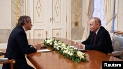 Рускиот претседател Владимир Путин и шефот на нуклеарната агенција на ОН Рафаел Гроси, Санкт Петербург, 11.10.2022.