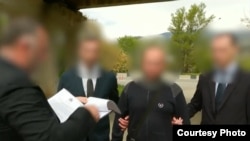 დაკავებულის გამოსახულება სახელმწიფო უსაფრთხოების სამსახურის მიერ გავრცელებული კადრებიდან