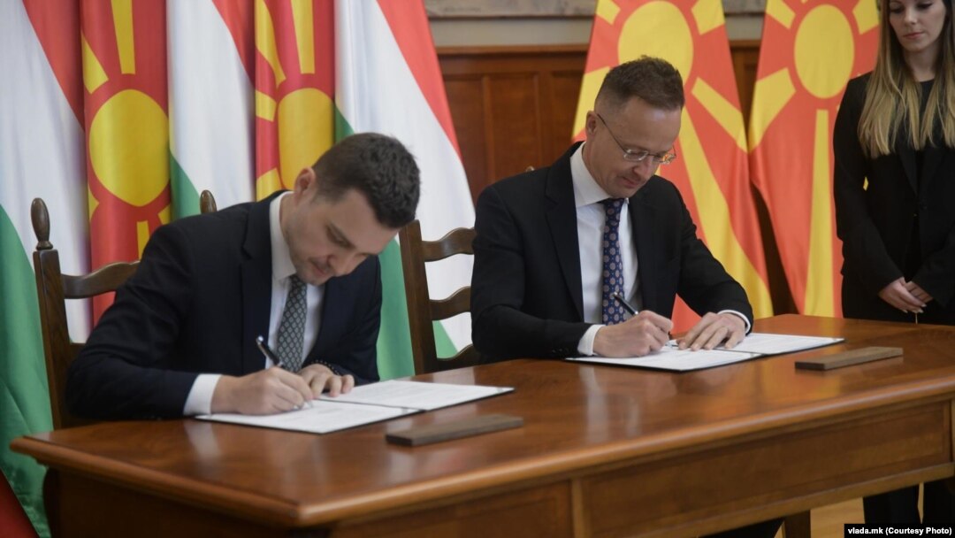 Унгарија - министерот за надворешни работи и надворешна трговија на Северна Македонија, Тимчо Муцунски(лево) и Петер Сијарто, министер за надворешни работи на Унгарија (десно), Будимпешта, 3 март 2025 година. 