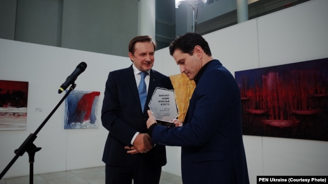Ахтем Сеітаблаєв (п) під час отримання премії, Київ, 12 вересня 2020 року