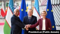 Президент Европейского совета Антониу Кошта, президент Узбекистана Шавкат Мирзиёев и председатель Европейской комиссии Урсула фон дер Ляйен (слева направо) после подписания соглашения о расширенном партнёрстве и сотрудничестве. Брюссель, 24 октября 2025 года