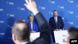 Conferința de presă la care președinta Comisiei Europene, Ursula von der Leyen a declarat pentru prima dată că negocierile de aderare cu Ucraina ar putea începe numai la vară. Alături de Manfred Weber, liderul fracțiunii PPE, Bruxelles, 21 februarie 2024.