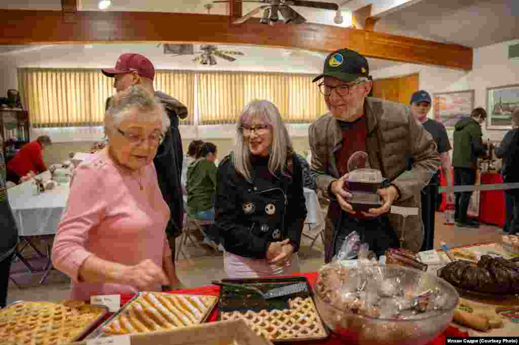 Оркыя Сафа килгән кунакларга татлылар тәкъдим итә. Берничә ел элек Оркыя Сафа белән аның кызы Адилә Сафа татар ризыклары турында инглизчә китап нәшер итте.