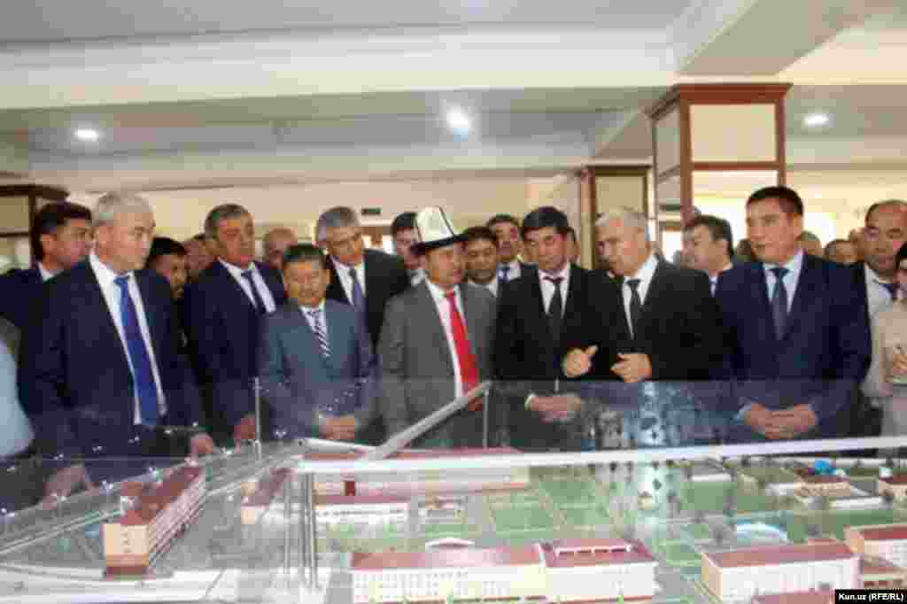 Сначала кыргызскую делегацию узбекская сторона ознакомила с музеем &laquo;Бабур и мир&raquo;.