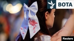 Një flamingo e qepur në kordelen e një protestueseje në Tiranë. 22 qershor 2026. 