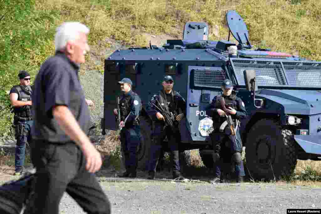 Pripadnici Policije Kosova na straži, na Jarinju. (27. septembar)