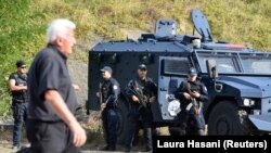 Specijalna policija Kosova sa oklopnim vozilima na Jarinju, Kosovo, septembra 2021.