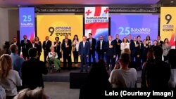 თბილისის საკრებულოს მაჟორიტარობის კანდიდატები პარტიებიდან „ლელო - ძლიერი საქართველო“ და „გახარია საქართველოსთვის“.