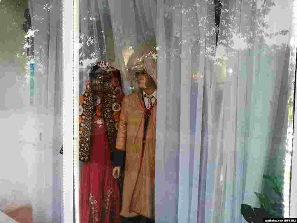 Milli lybaslaryň satylýan dükany