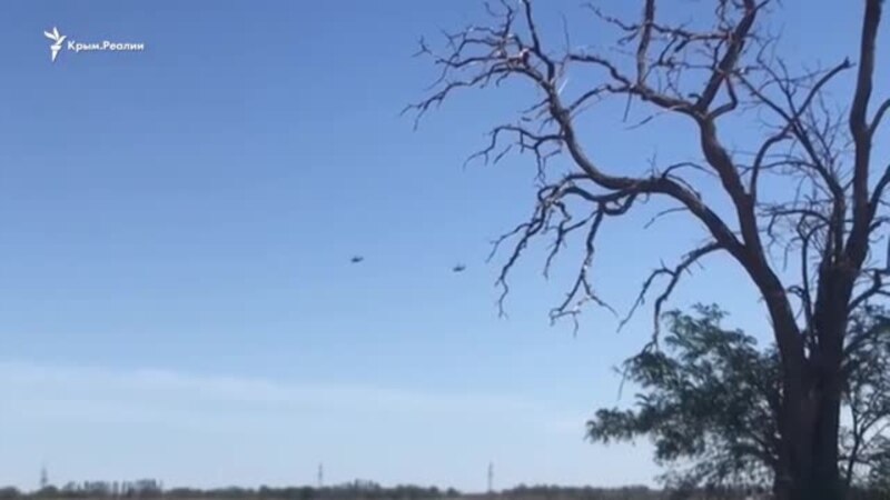 Российские штурмовые вертолеты отрабатывали упражнения над селом в Сакском районе (+видео)