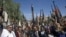 Bărbați din triburile loiale rebelilor Houthi își ridică armele în timpul unei adunări de mobilizare. Sanaa, Yemen, 25 februarie 2020. (AP Photo/Hani Mohammed)