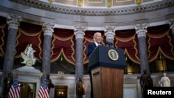 Președintele Biden ținându-și discursul la comemorarea unui an de la asaltul asupra Capitoliului în Rotonda cu statui a Congresului. Înconjurat de chipurile părinților fondatori ai Statelor Unite, Joe Biden, l-a învinovățit pentru prima dată direct pe fostul președinte Trump de cel mai mare atac asupra Constituției înregistrat vreodată.