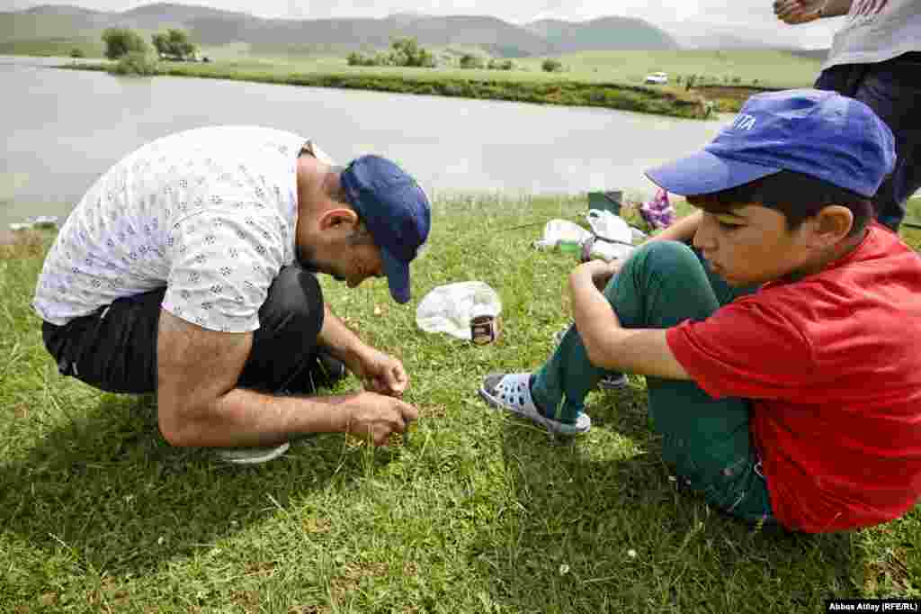 Burda balıq tutaraq istirahət edən bir neçə gədəbəyli ilə söhbət zamanı eşitdik ki, müharibədən əvvəl bu su anbarı hər il təmizlənirdi. İndi isə suyun dibi lillənib. Ona görə burda çimmək təhlükəlidir, çünki lilli su insanı bataqlıqda olduğu kimi özünə çəkir.