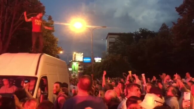 Полицијата го запре комбето на Шарената револуција