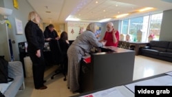 Георгій консультується із волонтерами та адміністраторами притулку для українців з тимчасовим захистом в Брюсселі, Бельгія