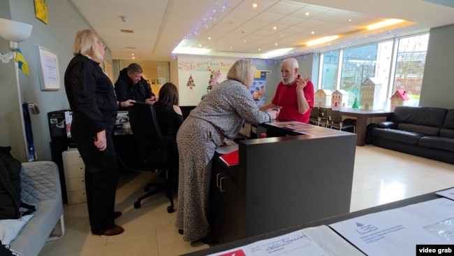 Георгій консультується із волонтерами та адміністраторами притулку для українців з тимчасовим захистом в Брюсселі, Бельгія