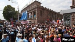 Armenia - Supporters of businessman Samvel Aleksanian demonstrate outside Yerevan's central covered market owned by him, 2Sep2013.