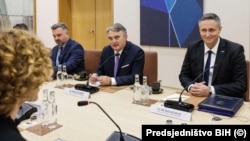 Predsjedavajući Predsjedništva BiH Denis Bećirović sa članom Predsjedništva Željkom Komšićem na sastanku u Briselu sa zamjenicom generalnog sekretara NATO-a