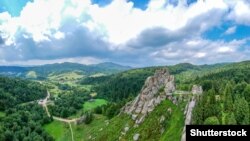 Скельний комплекс, який був основою Тустані – середньовічної наскельної давньоруської фортеці-граду і митниці ІХ–ХVІ століть