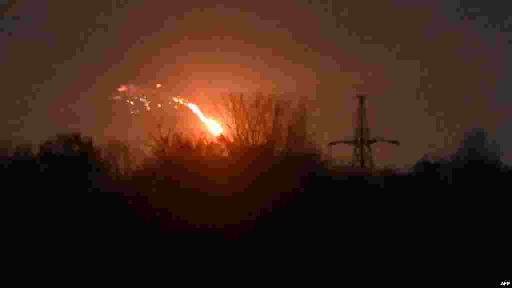 A csapások nem korlátozódtak Kijev központjára. A főváros körüli régió kormányzója szerint az orosz drón- és rakétatámadások hat embert sebesítettek meg, köztük egy hétéves gyermeket