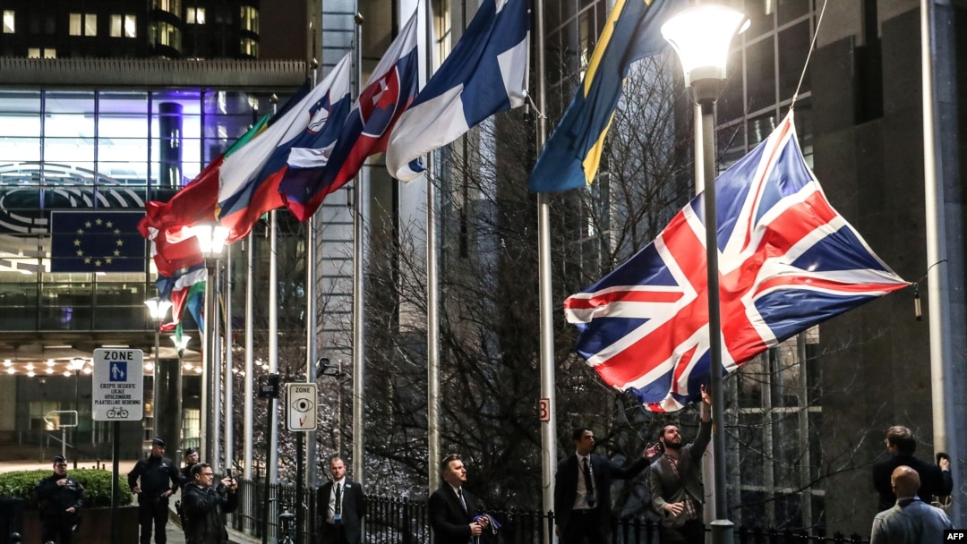 Marea Britanie va ieşi din piaţa unică, din Uniunea vamală şi din toate sistemele politice ale Uniunii Europene la 1 ianuarie 2021, după o perioadă de tranziție de 11 luni menită să acorde timp celor două părți să încheie un acord comercial