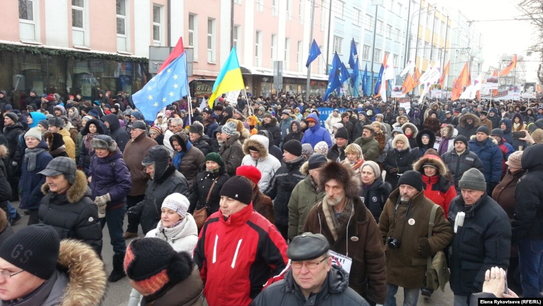 Marchers chanted the names of those still being held as they made their way through Moscow streets.