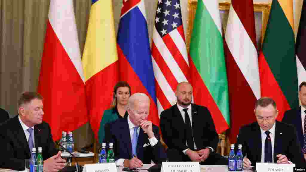 Președintele SUA, Joe Biden, flancat de președintele român, Klaus Iohannis, și de cel polonez, Andrzej Duda.&nbsp;