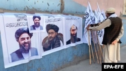 پوستر رهبران گروه طالبان که در خیابان‌های کابل به فروش می‌رسد.