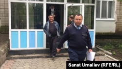 Активиста Бауыржана Алипкалиева уводят из суда в спецприемник для административно. Уральск, 18 мая 2016 года.