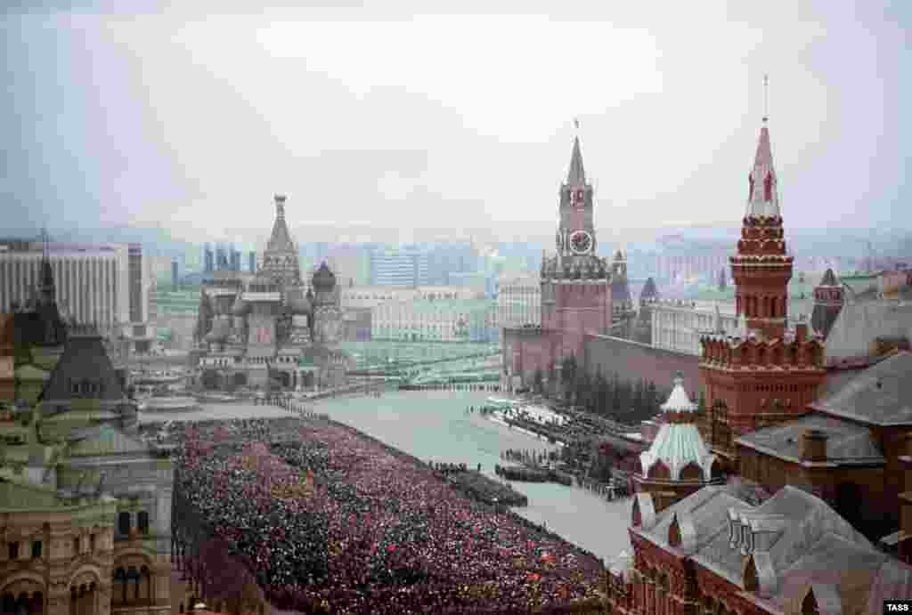 Тысячи человек заполнили Красную площадь.