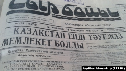 Қасықпен қоректенетін шәует онлайн Сексуалды жас әйел және оның тегіс киска фотосы