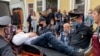 Активист Степан Латыповду "Тез жардам" машинесине жүктөп жатышат. 1-июнь, 2021-жыл. 