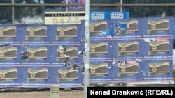 Posteri kojima se veliča ratni zločinac Ratko Mladić pojavili su se u centru Beograda uoči obeležavanja godišnjice genocida u Srebrenici. Poster i poruku potpisuje ultradesna Srpska radikalna stranka, 13.7.2026. 