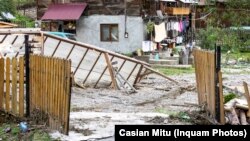 Urmări ale inundațiilor apărute în urma unor ploi torențiale în amonte de localitatea Broșteni, județul Suceava. 28 iulie 2025.
