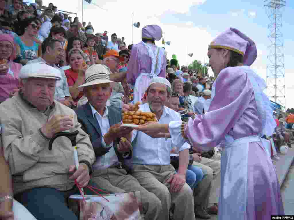 Тамашачылар чәк-чәк белән сыйлана