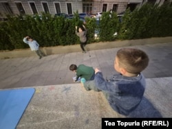 ბავშვები კანცელარიის წინ, აქციაზე.