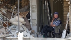 Un bărbat între ruinele casei sale din regiunea Harkov, după un atac rusesc, pe 9 iunie.