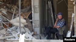 Un bărbat între ruinele casei sale din regiunea Harkov, după un atac rusesc, pe 9 iunie.