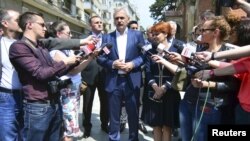 Liviu Dragnea (centru)