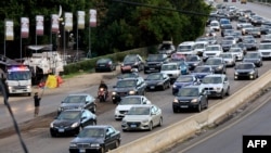 O mulțime de mașini de pe autostrada care leagă orașele libaneze Sidon and Tyr arată civili strămutați care se întorc în sudul Libanului după intrarea în vigoare a armistițiului întra Israel și Hezbollah.