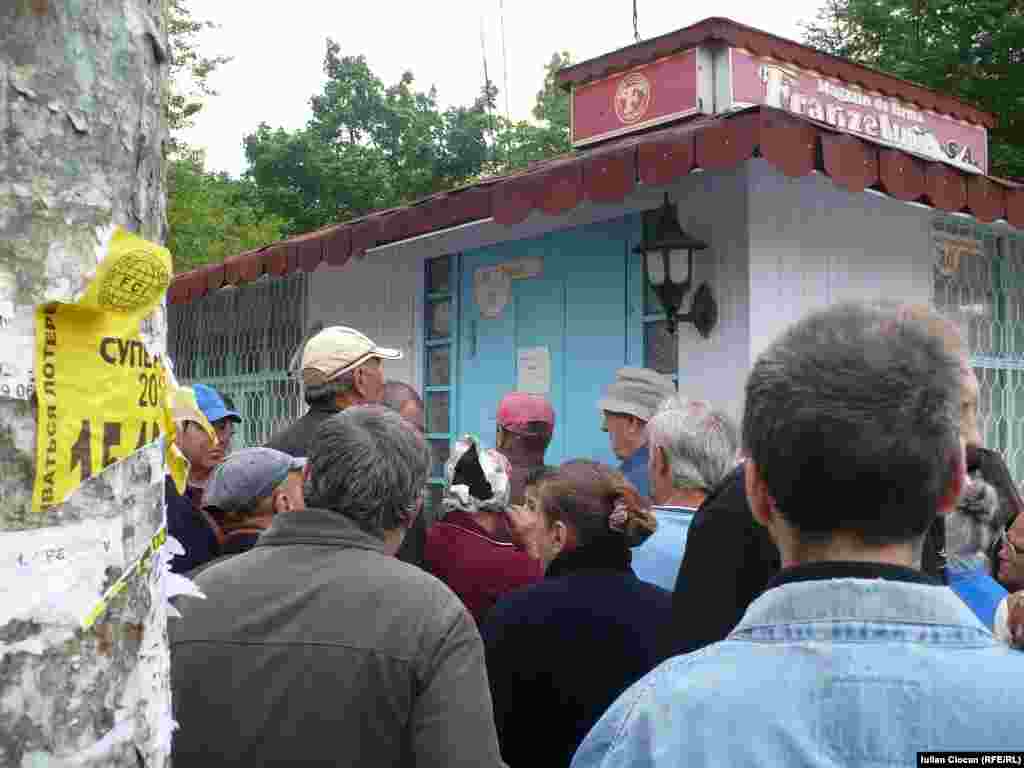 Coadă matinală după pâine socială