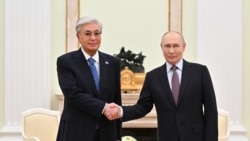 Ресей президенті Владимир Путин (оң жақта) және Қазақстан басшысы Қасым-Жомарт Тоқаев қол алысып тұр. Мәскеу, 8 мамыр 2026 жыл.