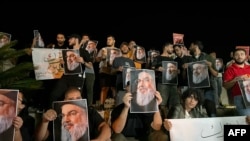 Manifestanți țin fotografii ale lui Hassan Nasrallah, liderul ucis al grupării libaneze Hezbollah. Orașul Sidon din sudul Libanului, 28 septembrie 2024.