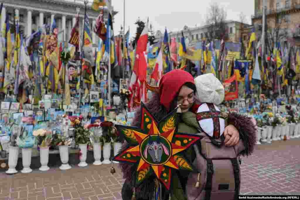 Обійми біля меморіалу пам'яті загиблим у російсько-українській війні, створеному на Майдані Незалежності