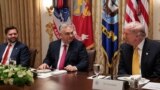 Слева направо: Джей Ди Вэнс, Виктор Орбан и Дональд Трамп на встрече в Белом доме, Вашингтон, 7 ноября 2025 года