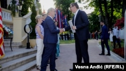 Entoni Godfri (levo), ambasador SAD u Srbiji, dočekuje Aleksandra Vučića, predsednika Srbije, na obeležavanju Dana nezavisnosti i dvorištu američke rezidencije u Beogradu 2. jula 2021.