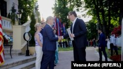 Ambasador SAD u Srbiji Anthony F. Godfrey i predsednik Srbije Aleksandar Vučić tokom obeležavanja Dana nezavisnosti SAD u Beogradu, 2. juli 2021.