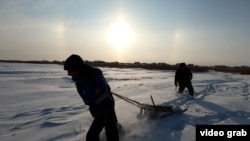 Într-un sat etnic tătăresc din regiunea rusă Omsk, apa potabilă provine din gheața unui lac local, care este tăiat iarna, transportat și depozitat pentru utilizare pe tot parcursul anului. Este o afacere bună pentru cei care fac munca grea de colectare a gheții, iar localnicii susțin că apa curată contribuie la longevitatea lor.